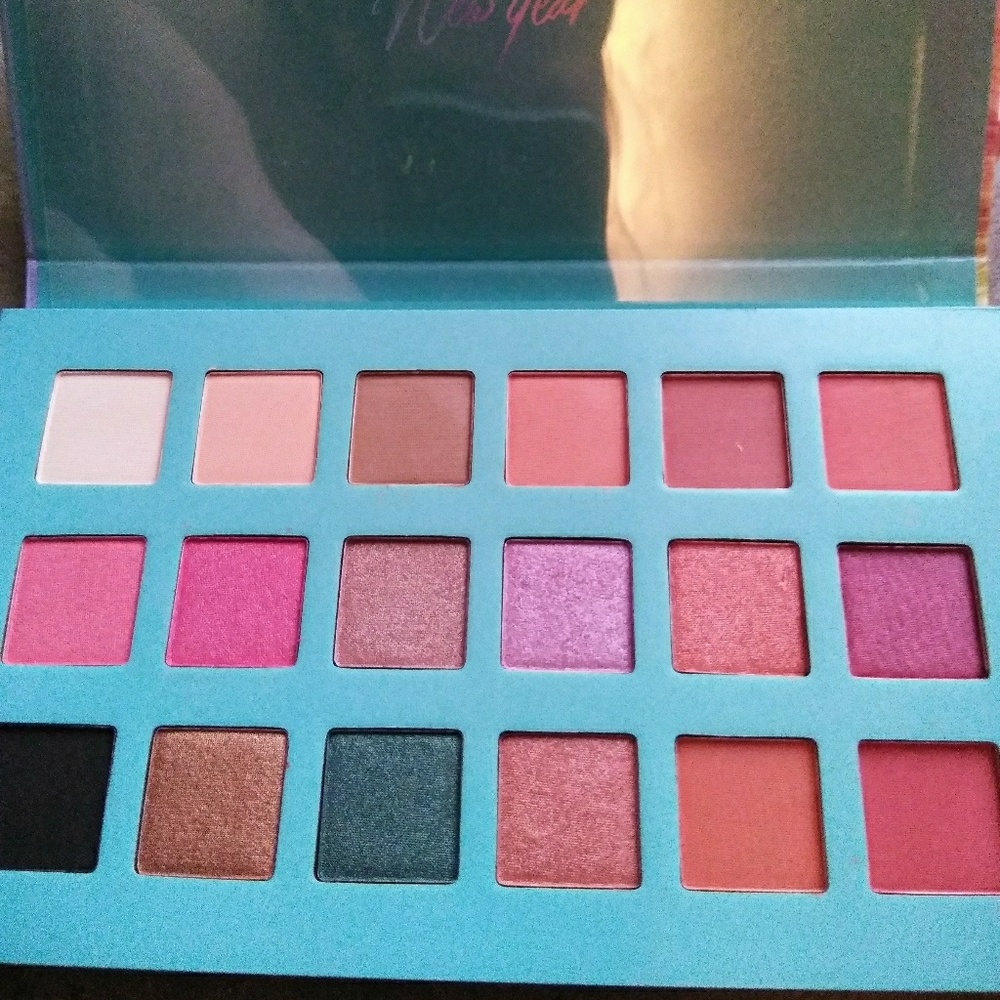 Brand New 18 Color Eyeshadow Palette